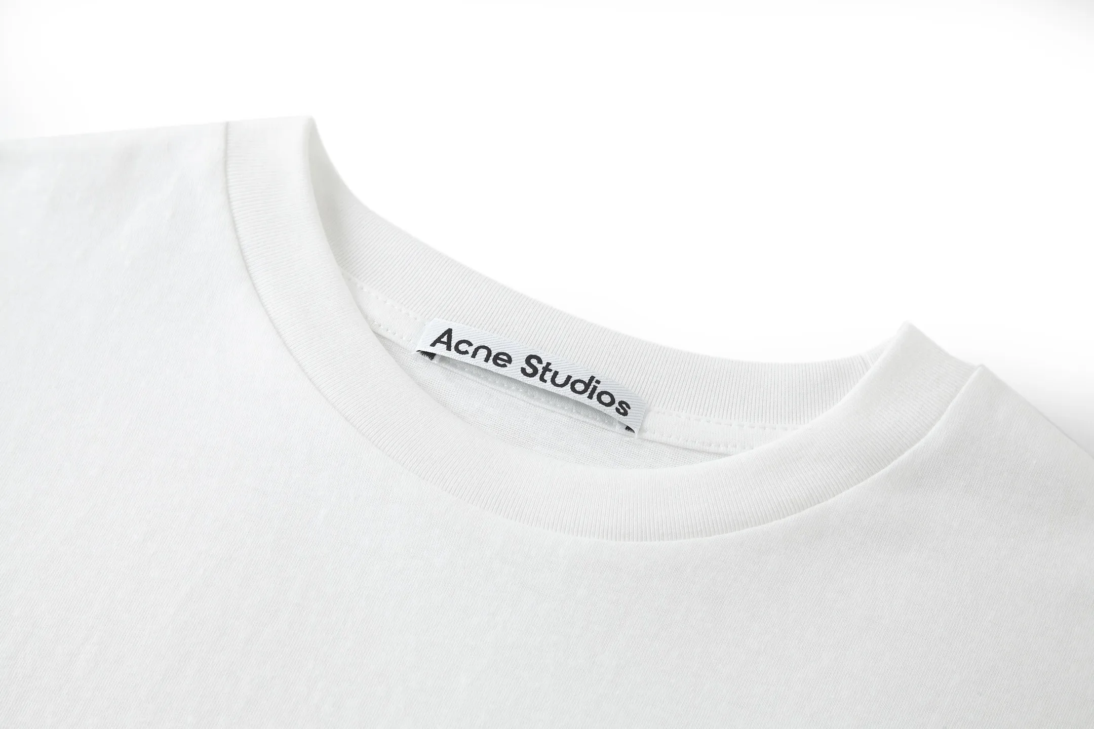 ACNE STUDIOS ： 60 。 ： 1*1 。 ： 。 ： 。 T ， 。 Acne Studios ， 。 ， ， 。 ： 1：1 ： 1：1 Size：S-M-L-XL ： - ：86447